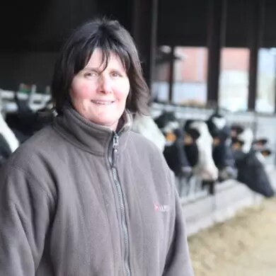 Photo de Valérie devant ses vaches